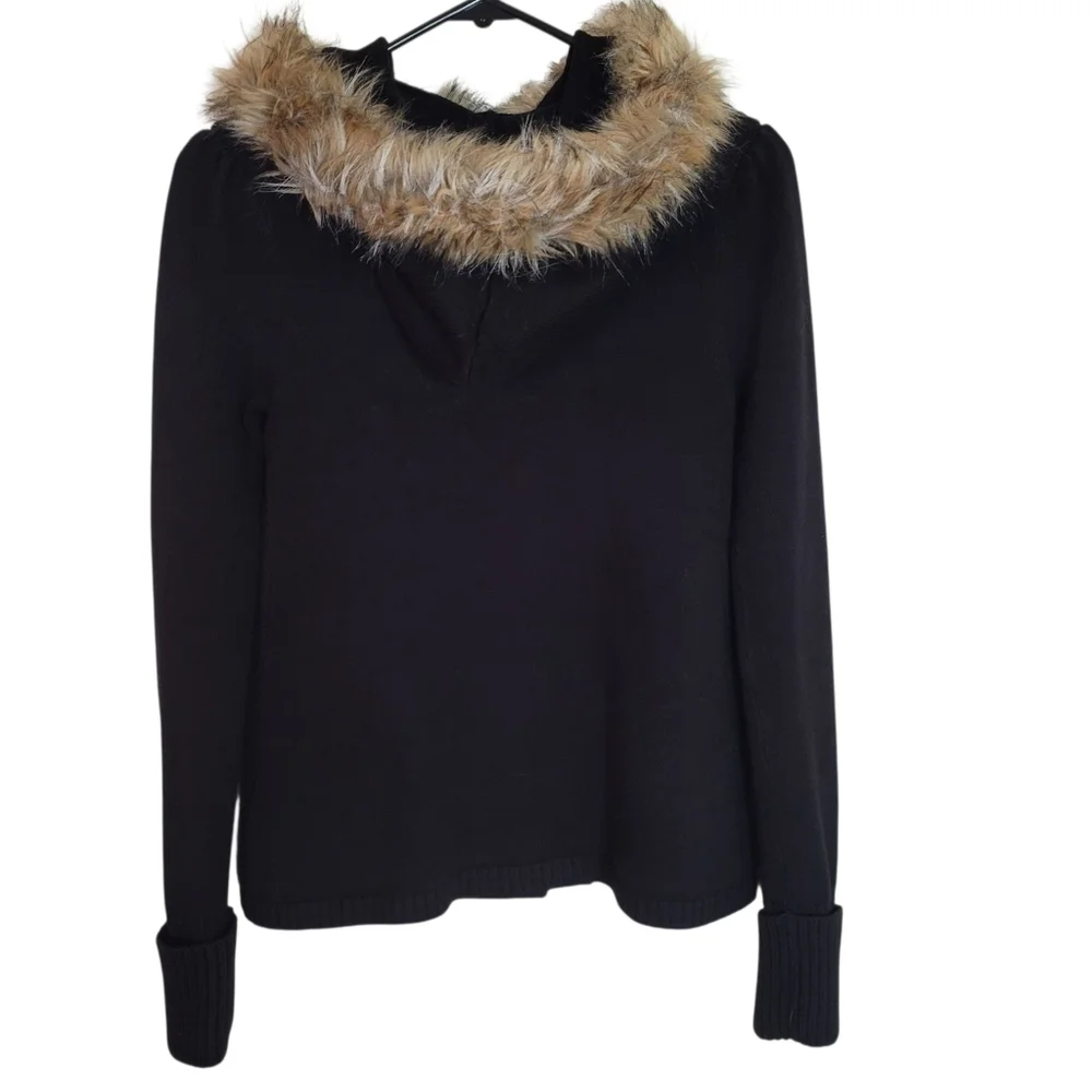 Black Sweater with Faux Fur Collar SIZE (M) - Picture 2 of 3